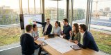 Fachkräftemangel und Klimawandel: Risiken und Chancen für Unternehmen in Österreich und Deutschland
